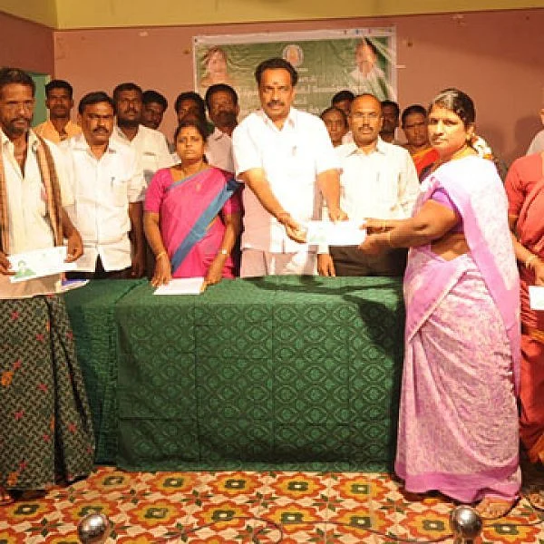 கரூர் மாவட்டத்தில் கஜா புயலால் பாதித்த மக்களுக்கு உதவிகள் வழங்கிய அமைச்சர்!
