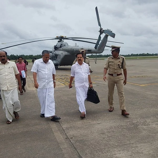 எதிர்க்கட்சித் தலைவருடன் மழை பாதிப்புகளைப் பார்வையிடும் கேரள முதல்வர் பினராயி விஜயன்