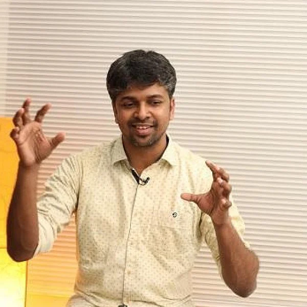``பால் ஊற்றியது மத சடங்கில்லை... தமிழ் மரபு!” கருணாநிதி சமாதிக்குப் பால் ஊற்றியது குறித்து மதன் கார்க்கி