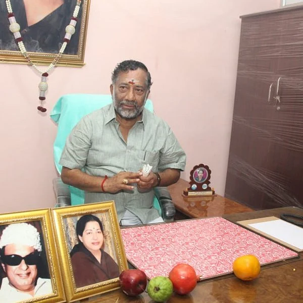 ``கொள்ளையடிக்காமல் காரில் போக முடியுமா?” – ஓ.பி.எஸ் தம்பி ஆடியோவால் பரபரப்பு..!
