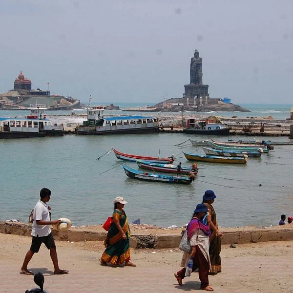 3 நாள்களுக்குப் பிறகு கன்னியாகுமரியில் படகு சேவை தொடங்கியது!