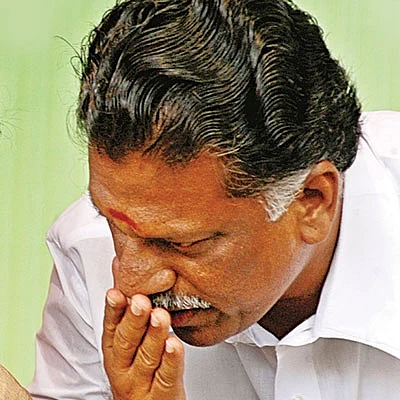 மிஸ்டர் கழுகு: பன்னீர் சட்டையைப் பிடித்த டாக்டர் வெங்கடேஷ்!