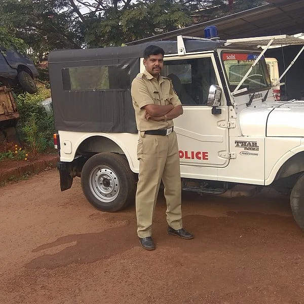 `விடுமுறை இல்லாத காலண்டர் அச்சடிக்க மாட்டார்களா?' - ஐந்து வயது மகளுக்காக உருகும் கேரள போலீஸ்!
