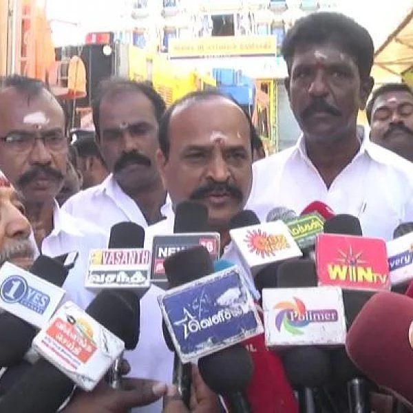 `ஸ்டெர்லைட் போராட்டத்தின் மூலம் கமலும் ரஜினியும் விளம்பரம் தேடுகிறார்கள்!’- அமைச்சர் கடம்பூர் ராஜூ