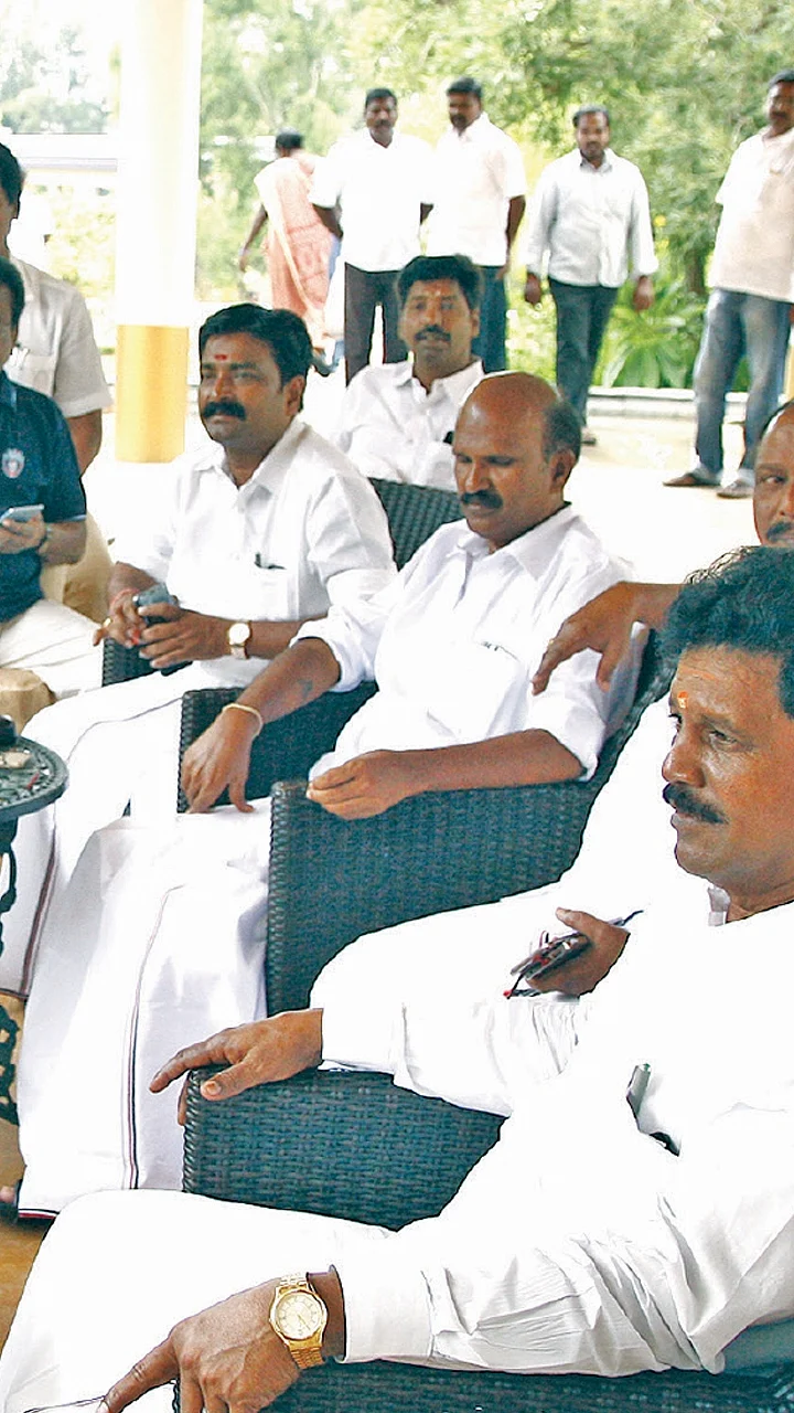 தினகரன் டீலும் எடப்பாடி கவனிப்பும்!