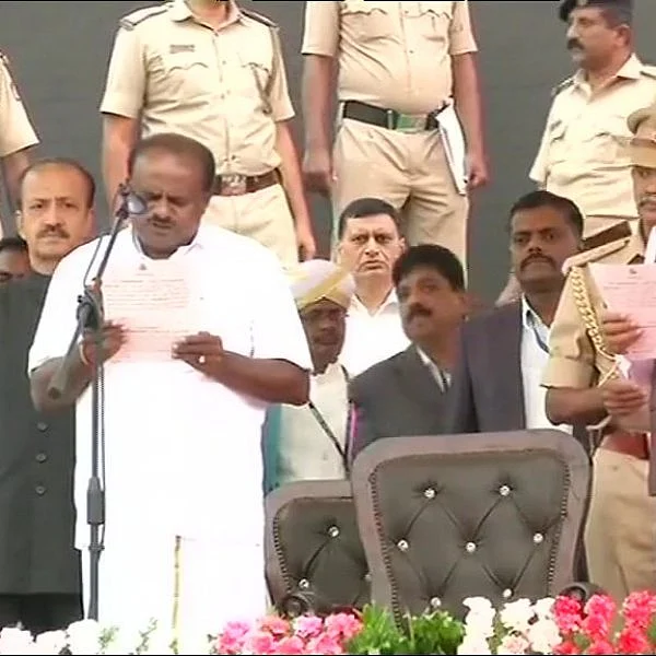 எதிர்க்கட்சிகள் திரளாகப் பங்கேற்பு - கர்நாடக முதல்வராகப் பதவியேற்றார் குமாரசாமி!