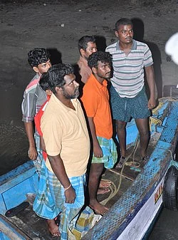வலைவீசும் தமிழக அரசு...வழுக்கிச் செல்லும் மத்திய அரசு! (நடுக்கடல்...நடுங்கும் உயிர்கள்: தொடர்-8)