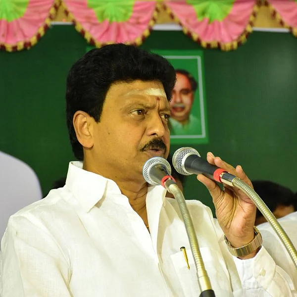 `ஓ.பி.எஸ் மாதிரி நான் இருக்கமாட்டேண்ணே!'- ஈ.பி.எஸ்.ஸின் ரகசியத்தை உடைத்த திவாகரன்