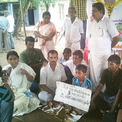 கொட்டும் மழையில் சசிபெருமாள் மனைவி, மகள், மகன்கள் உண்ணாவிரதம்!