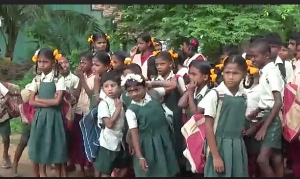 பத்து ஆண்டுகளாக பள்ளிக்கூடம் கேட்கும் கிராம மக்கள்!