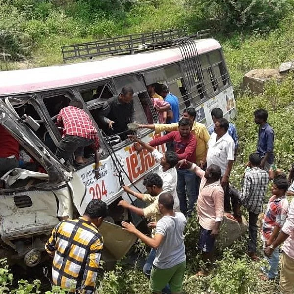 தெலங்கானா பேருந்து கவிழ்ந்து விபத்து - பலி எண்ணிக்கை 57ஆக அதிகரிப்பு