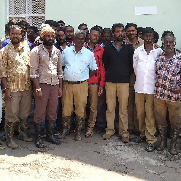 தலையில் குப்பையைக் கொட்டிய இளைஞர் - கொதித்தெழுந்த நீலகிரி மாவட்ட தூய்மைப் பணியாளர்கள்!