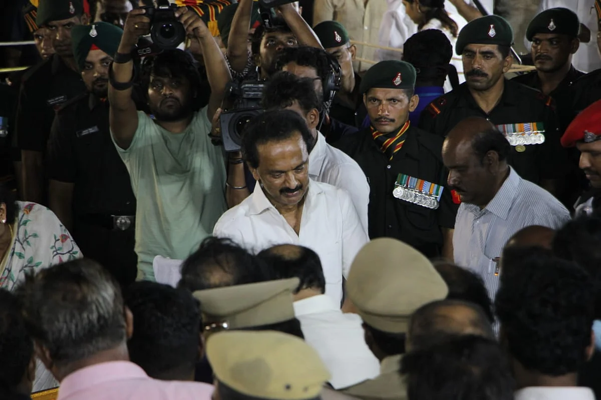 Live update: மெரினாவில் விதைக்கப்பட்டார் கலைஞர்! #Karunanidhi