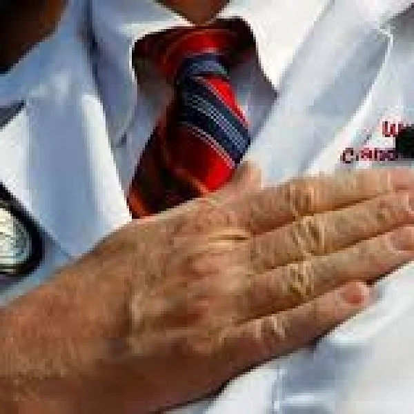 ‘ஓட்டு போட்டால் சிகிச்சை இலவசம்!’ - இப்படியும் ஒரு மருத்துவர்