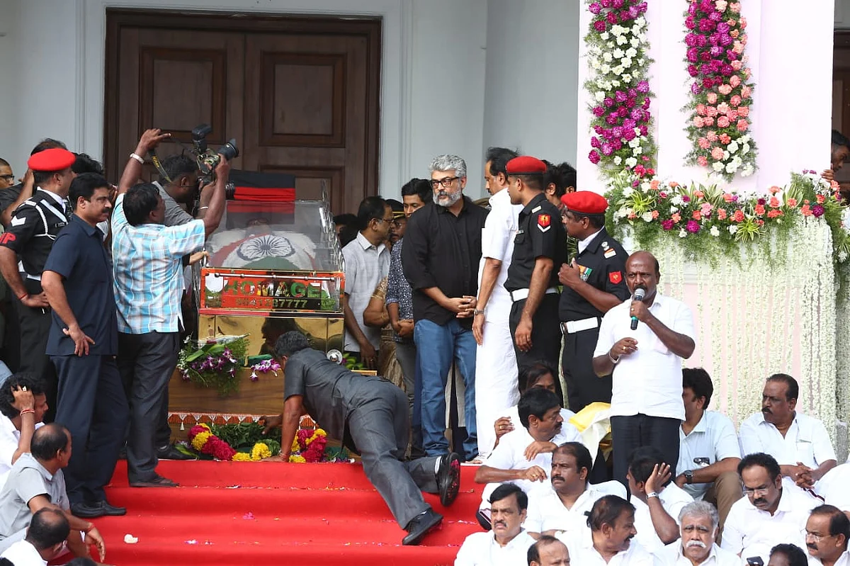 Live update: மெரினாவில் விதைக்கப்பட்டார் கலைஞர்! #Karunanidhi