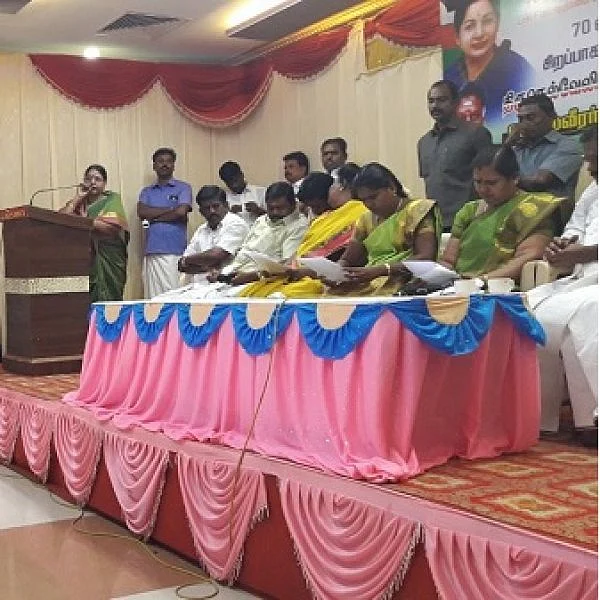 கூட்டத்தில் மோதிக்கொண்ட அ.தி.மு.க-வினர்! - அதிர்ந்துபோன அமைச்சர் ராஜலட்சுமி