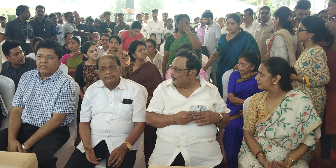 Live update: மெரினாவில் விதைக்கப்பட்டார் கலைஞர்! #Karunanidhi
