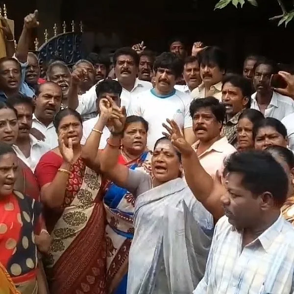 இரவில் பணப்பட்டுவாடா மோதல்; காலையில் பெட்ரோல் குண்டு வீச்சு- மத்திய சென்னையில் விடியவிடிய பதற்றம்