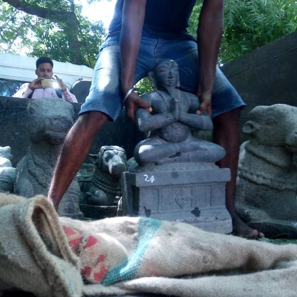 சென்னையில் நடிகர் வீட்டுக்குள் திருட்டுச் சிலைகள்! - ஜே.சி.பி, லாரிகளுடன் சென்ற பொன்.மாணிக்கவேல்