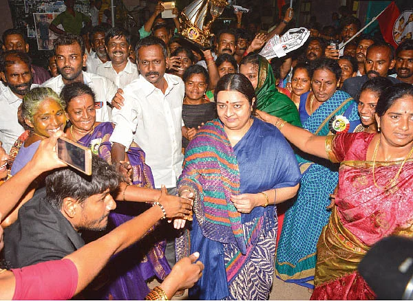 “மாடியைப் பார்த்துக் கும்பிடுங்கம்மா!” - தீபாவை வழிநடத்தும் நிர்வாகிகள்