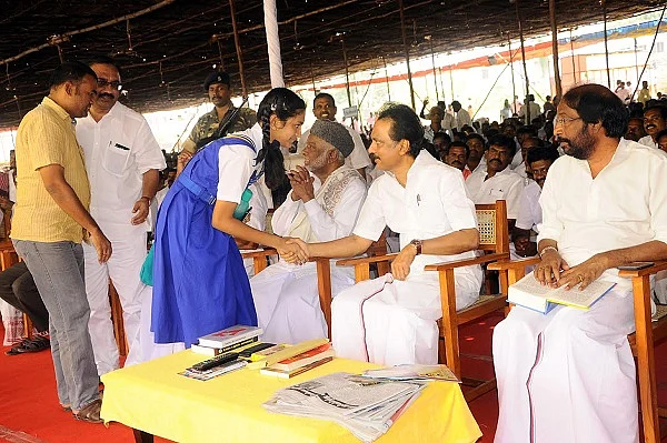அன்று 'மது விலக்கு'... இன்று ஜெ. மரணம் மீதான நீதி விசாரணை... முதல் கையெழுத்தும், ஸ்டாலின் அறிவிப்பும்...