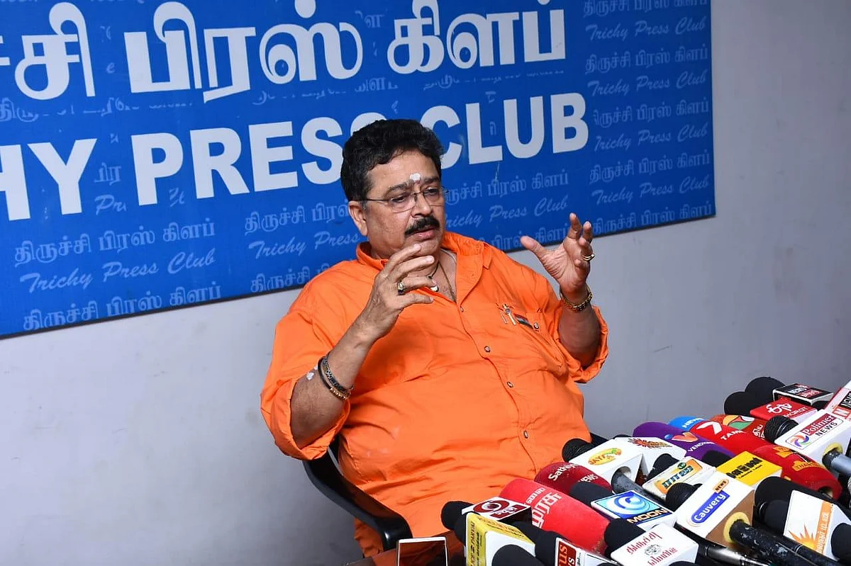 `தப்புச் செஞ்சா, நேரடியா மன்னிப்புக் கேட்பேன்; அட்மின் செய்தார்னுலாம் சொல்ல மாட்டேன்!' - எஸ்.வி.சேகர்