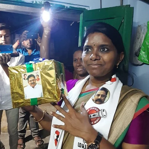 `அவுங்க பரிசுப் பெட்டகம் கொடுத்தாங்க, நீங்கள் என்ன கொடுப்பீங்க!'- கமல் கட்சி வேட்பாளரை அதிரவைத்த மூதாட்டி