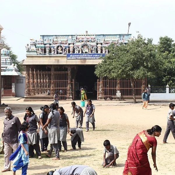 தியாகராஜ சுவாமி கோயிலில் உழவாரப் பணிகளைச் செய்த மாணவர்கள்!