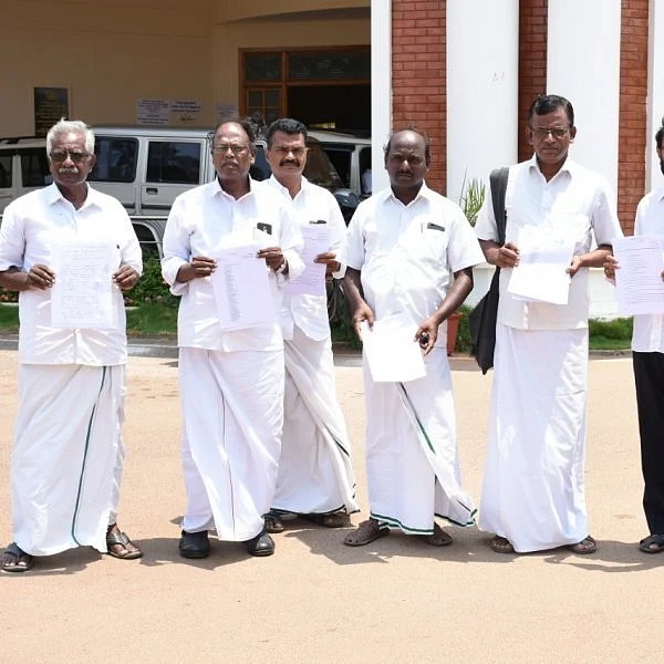 `கரும்பைப் போல் சக்கையாகக் கசங்கி கஷ்டப்படுகிறோம்!' - கண்கலங்கும் விவசாயிகள்