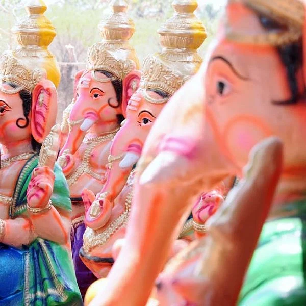 தூத்துக்குடி மாவட்டம் கொம்மடிக்கோட்டை பகுதியில் தயாராகும் விநாயகர் சிலைகள்... படங்கள் - ஏ.சிதம்பரம்