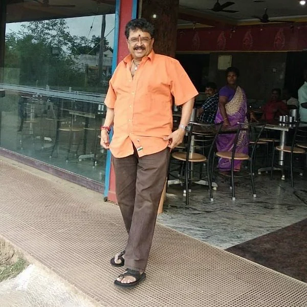 துப்பாக்கி ஏந்திய போலீஸோடு வலம் வரும் எஸ்.வி.சேகர்!