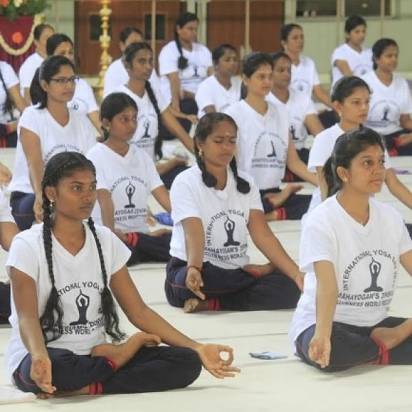 36 மணி நேரம், 2,500 ஆசனங்கள்; கின்னஸ் சாதனைக்காக 121 பெண்கள் யோகா