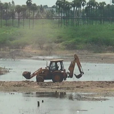 "ஊருக்குள்ள ஏரி... ஏரிக்குள்ள ரோடு" சீரழிக்கும் திருச்சி பொதுப்பணித்துறை!
