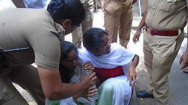 டாஸ்மாக்கை அடித்து நொறுக்கிய மாணவர்கள்: போலீஸ் தடியடியால் பதற்றம்!