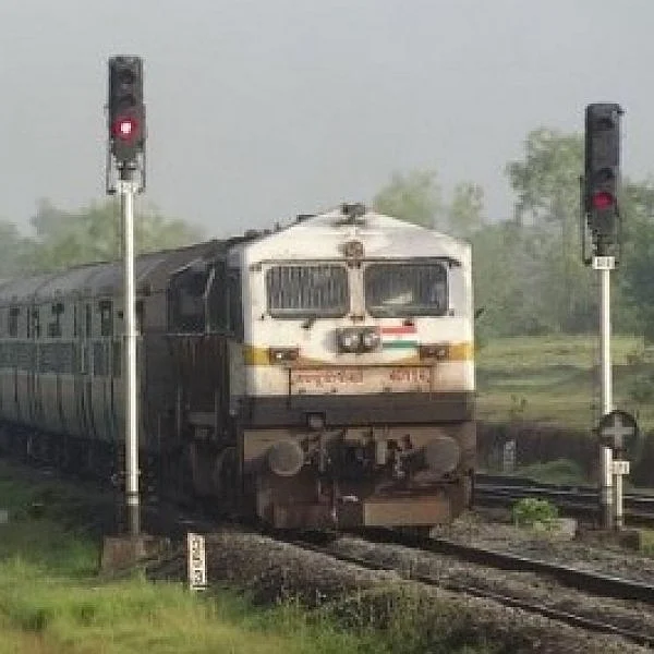 மும்பை கனமழை எதிரொலி... தாதர் எக்ஸ்பிரஸ் ரயில் நேரம் மாற்றம்!