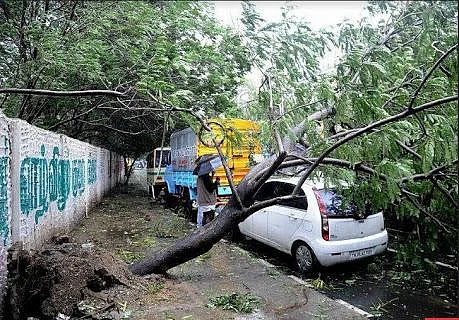 கரையை கடக்கிறதா ஒகி புயல்? - தயார் நிலையில் தேசிய பேரிடர் மேலாண்மைக் குழு