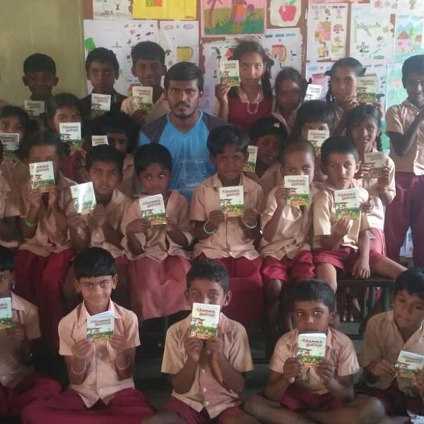 `எனது புத்தகங்களை விற்பதில்லை; அரசுப் பள்ளி மாணவர்களுக்குப் பரிசளிக்கிறேன்!’ - அசத்தும் இளைஞர்