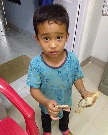 ''கோழிக்குஞ்சு இறந்துவிட்டது என்றேன்... கேட்கவில்லை!''- விருதுபெற்ற சிறுவனால் நெகிழும் தந்தை