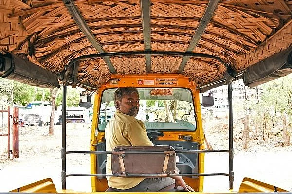 ஆட்டோ கூரையில் தென்னங்கீற்று... திருச்சியில் ஓர் இயற்கை ஏ.சி ஆட்டோ!