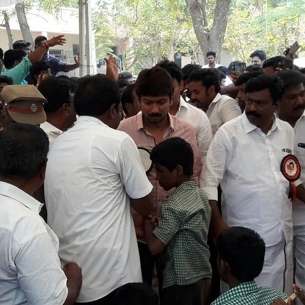 மு.க.ஸ்டாலின் பிறந்தநாள்..! பள்ளி மாணவர்களுக்கு சீருடை வழங்கிய உதயநிதி