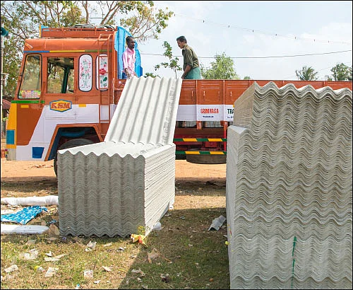 ‘கஜா’ துயர் துடைக்க... களத்தில் விகடன்!