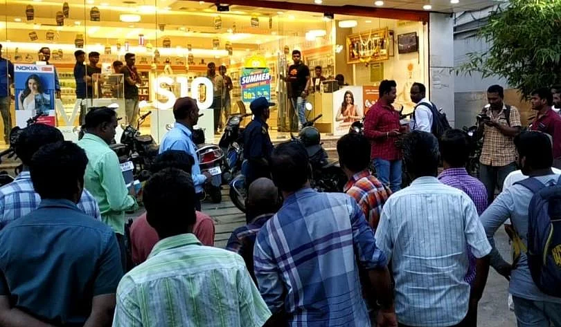 `மகனுக்கு கிஃப்ட் கொடுக்க வாங்கினேன்; ஆனால்....' - கடைமுன் செல்போனை எரித்த தந்தை