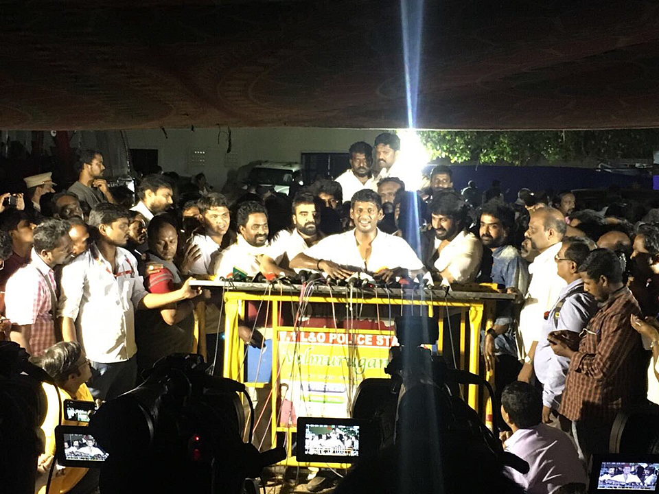#LiveUpdates தயாரிப்பாளர் சங்க தேர்தல்: வெற்றியை குவித்த விஷால் அணியினர்!