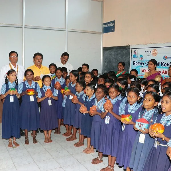 கோவில்பட்டியில் உலக சிக்கன நாளில் உண்டியலில் சேமிப்பைத் தொடங்கிய பள்ளி மாணவர்கள்!