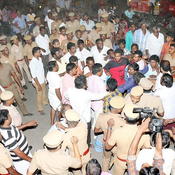 திருச்சியில் கி.வீரமணி கூட்டத்தில் செருப்பு வீச்சு, தாக்குதல் - இந்து முன்னணி நிர்வாகிகள் கைது!