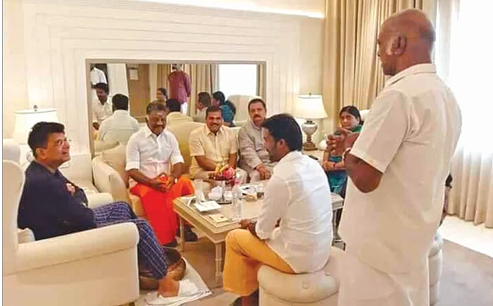 மிஸ்டர் கழுகு: “நிம்மதி போச்சு!” - எடப்பாடி டார்ச்சர்... காசியில் பொங்கிய பன்னீர்