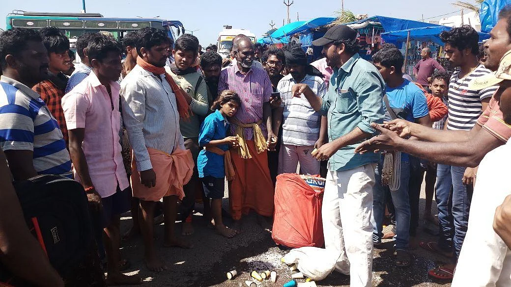 கன்னியாகுமரியில் பிளாஸ்டிக் குல்பி ஐஸ் விற்பனையா? பொதுமக்கள் ஆவேசம்