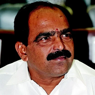 தலைமைக் காவலரை தாக்கிய அதிமுக எம்எல்ஏ மருமகன்கள்!