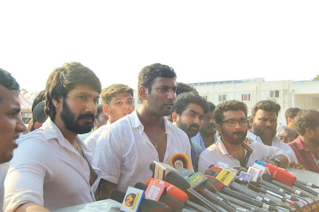 #LiveUpdates தயாரிப்பாளர் சங்க தேர்தல்: வெற்றியை குவித்த விஷால் அணியினர்!