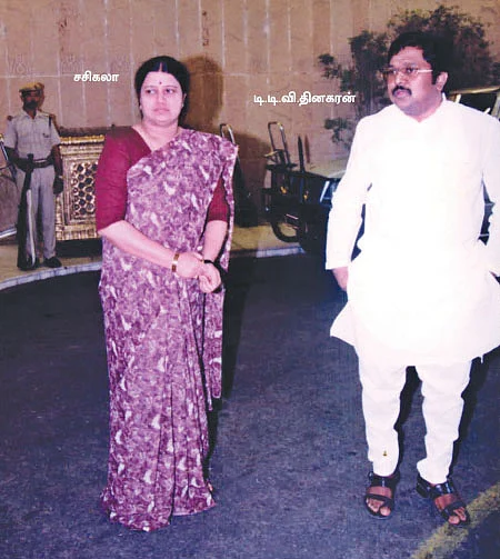 “ஆட்சியைப் பிடிக்க சசி குடும்பம் நடத்திய சதிகள்!”